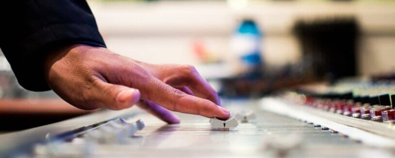 DJ u mixážního pultu, pro kterého platí autorská práva na hudbu