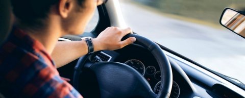 Žena řídící poprvé po podepsání kupní smlouvy na auto