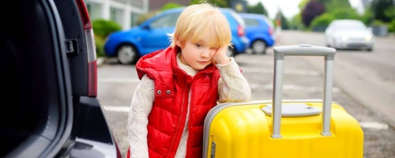 Dítě stojí u auta u kterého bude třeba odstoupit od kupní smlouvy