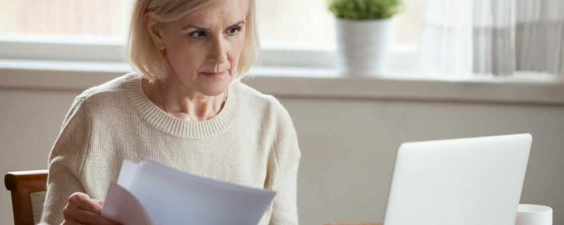Starší žena si na internetu ověřuje své věřitele v insolvenčním rejstříku