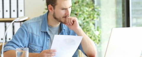Muž hledá informace v insolvenčním rejstříku