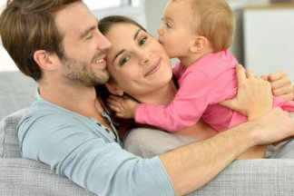 Mladá rodina diskutující o prodloužení mateřské dovolené