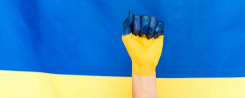 Ukrajinská vlajka z zdvižená pěst