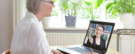starší žena vede online konzultaci s právničkou ohledně žaloby