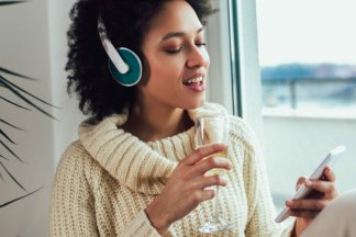 Mladá žena poslouchá a sdílí hudbu na internetu