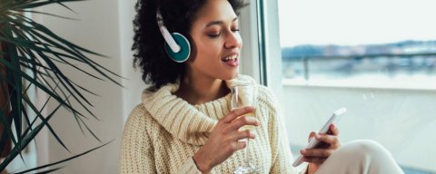 Mladá žena poslouchá a sdílí hudbu na internetu