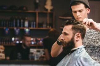 živnostník při práci, barbershop, živnostenský rejstřík
