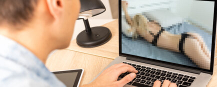muž sledující deefake porno na internetu