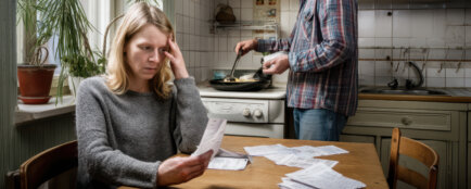 pár s finančními problémy, dávka sociální pomoci
