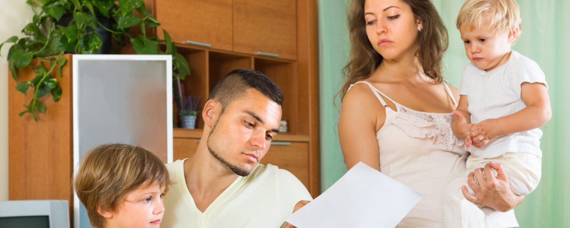 mladá rodina s finančními problémy, přídavek na dítě