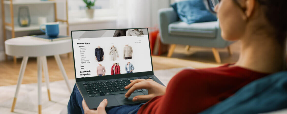 žena nakupuje na e-shopu