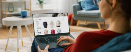 žena nakupuje na e-shopu