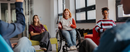žáci ve škole, invalidní vozík, inkluze, handicapovaný student