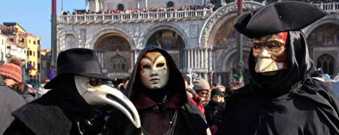 Tradiční protiinfekční ochranná maska v italských Benátkách ve tvaru zobáku