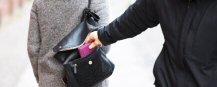 Ohlášení trestního činu za krádež peněženky z kabelky
