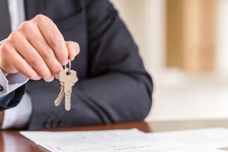 ruce držící klíče od bytu