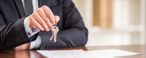 ruce držící klíče od bytu