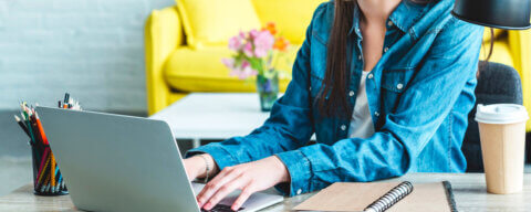 Žena hledající informace o tom, jak si založit e-shop