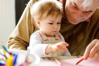 Děda se svoji vnučkou si kreslí u stolu