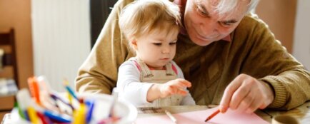 Děda se svoji vnučkou si kreslí u stolu