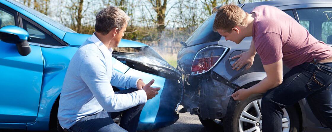 Dva muži zkoumají svá nabouraná auta