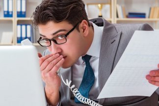 Skloněný muž šeptá informace do telefonu
